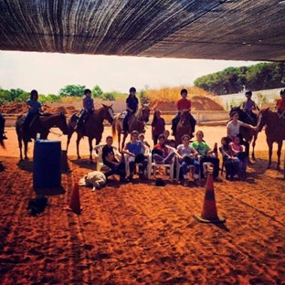 חוות הסוסים של בר